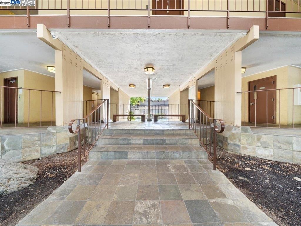 listing image 130727358323747390444