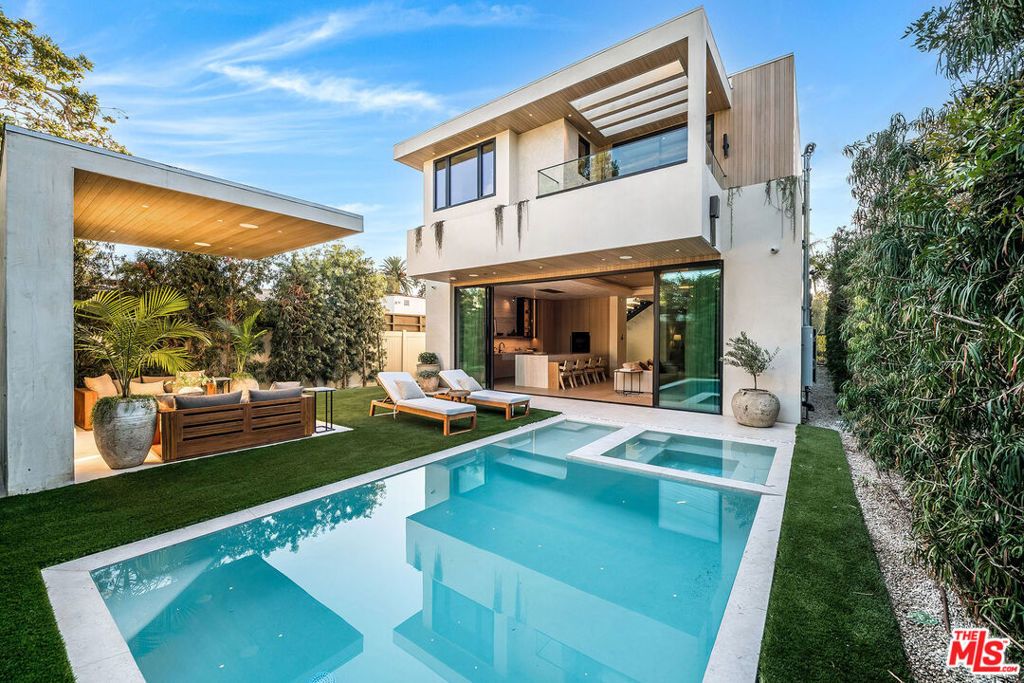 Photo of 524 N Sierra Bonita Avenue, Los Angeles, CA 90036 (MLS # 25608183)