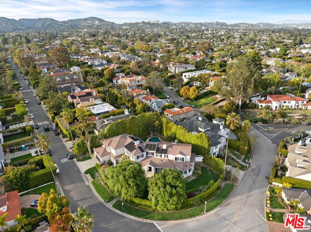 Photo of 360 S Anita Avenue, Los Angeles, CA 90049 (MLS # 25512909)