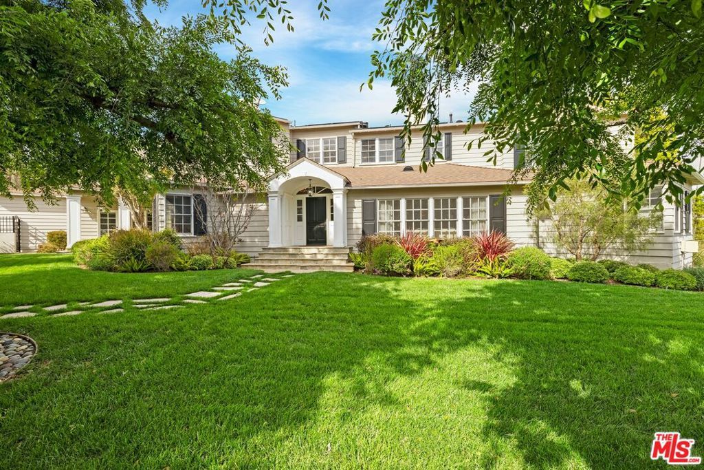 Photo of 360 S Anita Avenue, Los Angeles, CA 90049 (MLS # 25512909)