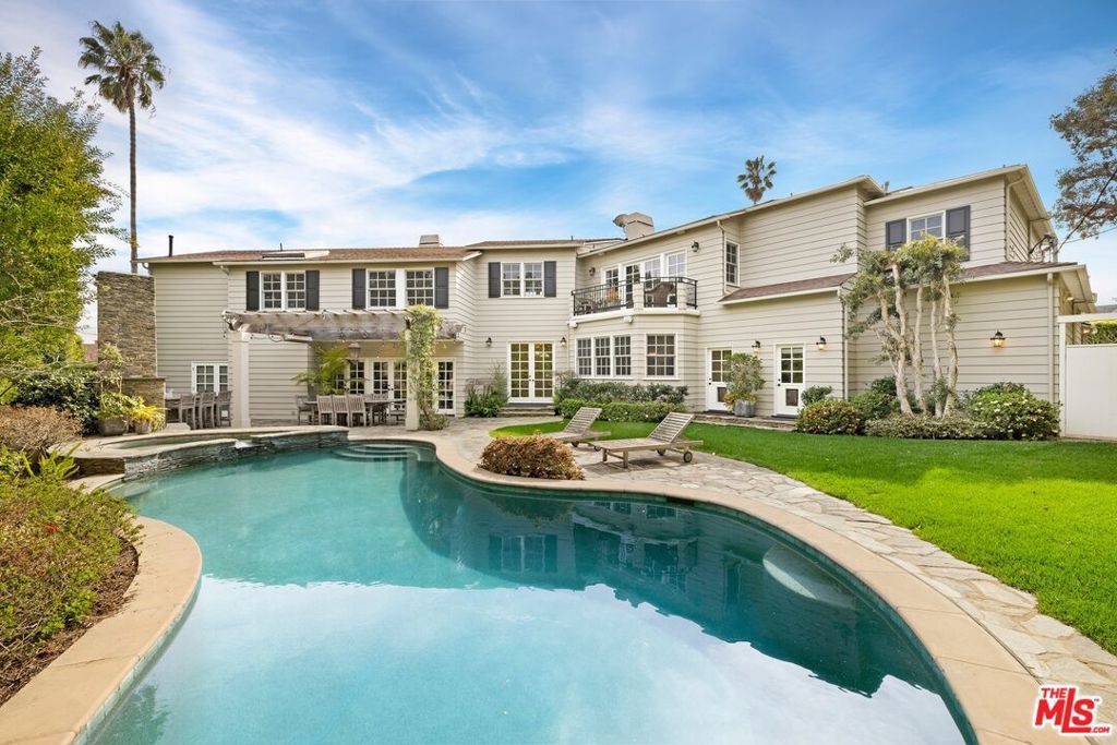 Photo of 360 S Anita Avenue, Los Angeles, CA 90049 (MLS # 25512909)