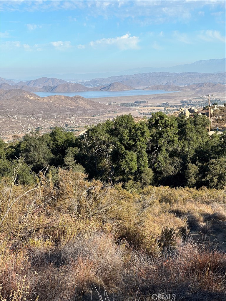 Rolling to slightly hilly 5.00 acres with big view of Diamond Valley Lake, sits about 100 foot off Minto Way. Close to Hemet for shopping. Also close to Temecula Valley vineyards & wineries, also close to Pechanga, Pala & Soboba Casinos for adult entertainment. Great for investment, or build your dream home or place a Manufactured home.