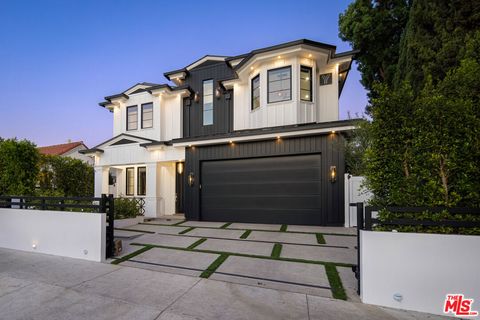 Photo of 806 N Gardener St St, Los Angeles, CA 90046 (MLS # 25613719)