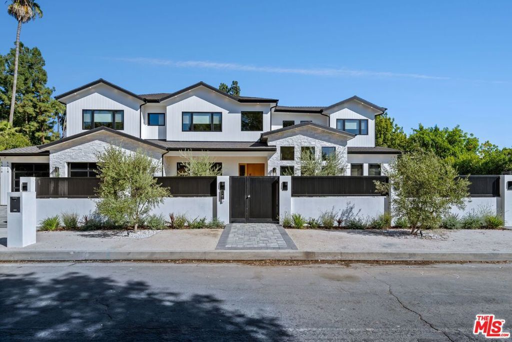 Photo of 5414 Genesta Avenue, Encino, CA 91316 (MLS # 25609015)
