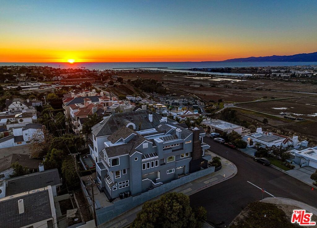 Photo of 7800 Veragua Drive, Playa Del Rey, CA 90293 (MLS # 25629215)