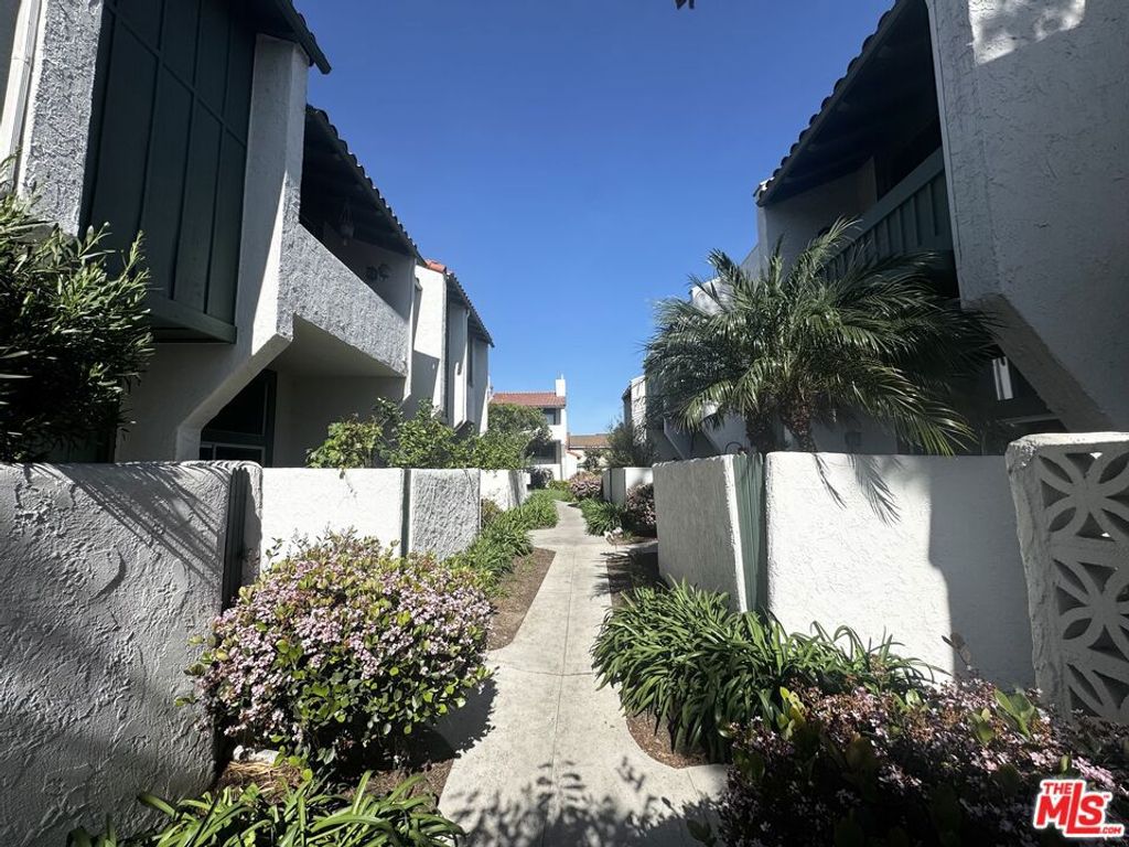 Photo of 4924 Mcconnell Avenue, Los Angeles, CA 90066 (MLS # 26665721)