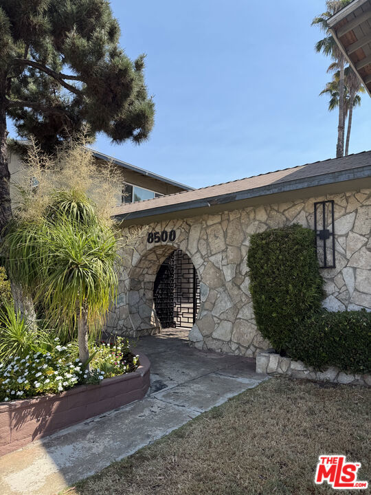 Sunny and bright 1 bed 1 bath investment opportunity for motivated buyer. Tile floors for minimal maintenance. Built-ins in living room to display your prized decorative pieces and abundant storage in bedroom and hallway. Community pool, rec room, and community laundry. Controlled access to building with easy access to the freeway.