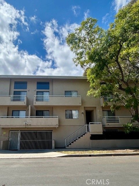 Photo of 5821 Sylmar Avenue #4, Van Nuys, CA 91401 (MLS # GD26071035)