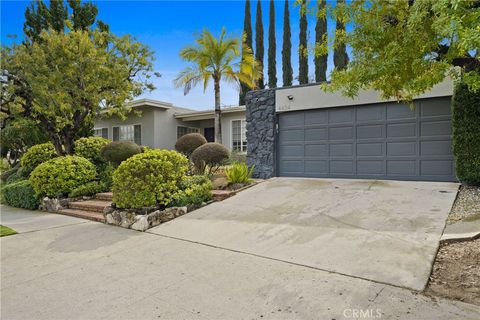 Photo of 4434 Nogales Drive, Tarzana, CA 91356 (MLS # SR26092414)