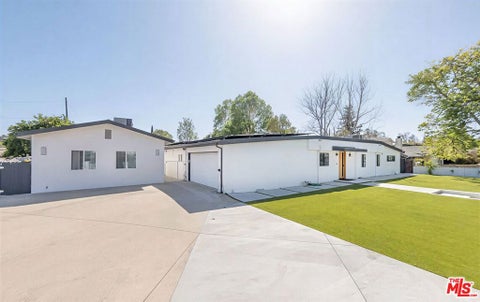 Photo of 22602 Hatteras Street #B, Woodland Hills, CA 91367 (MLS # 26994241)