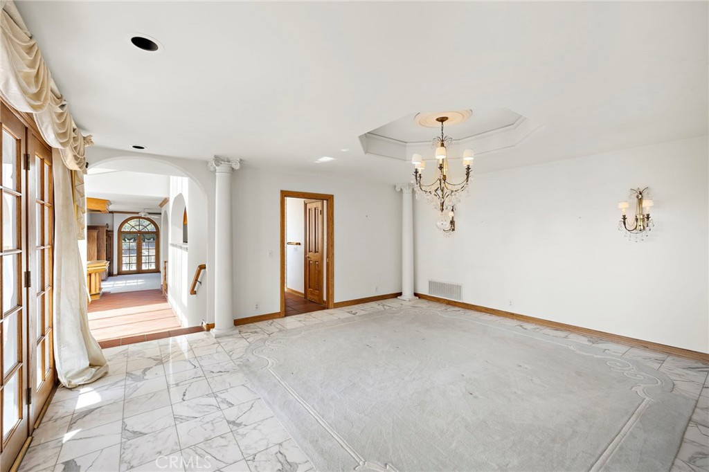 1747 N Acacia Avenue