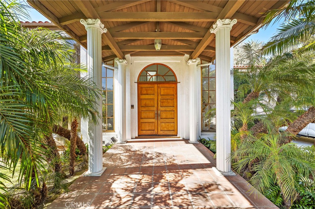 1747 N Acacia Avenue