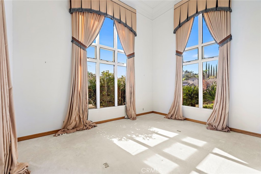 1747 N Acacia Avenue