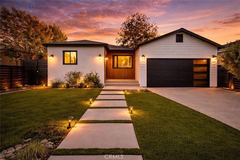 Photo of 14328 Emelita Street, Sherman Oaks, CA 91401 (MLS # SR26062412)