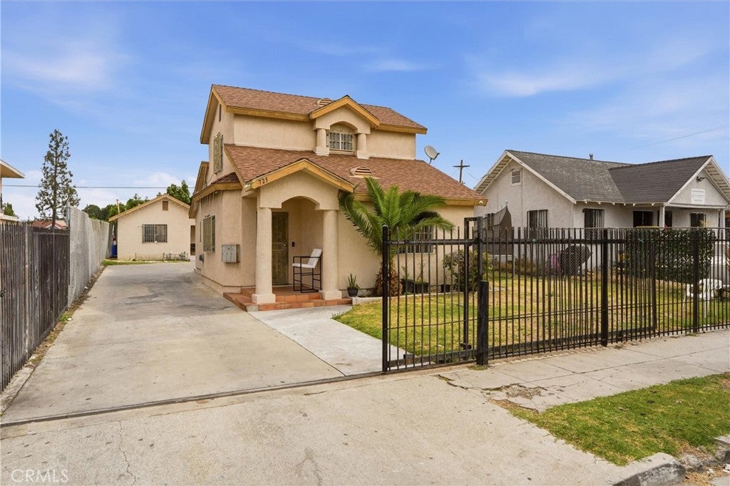 725 E 40th Place
