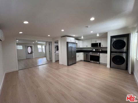 Photo of 946 S Lucerne Boulevard, Los Angeles, CA 90019 (MLS # 26810989)