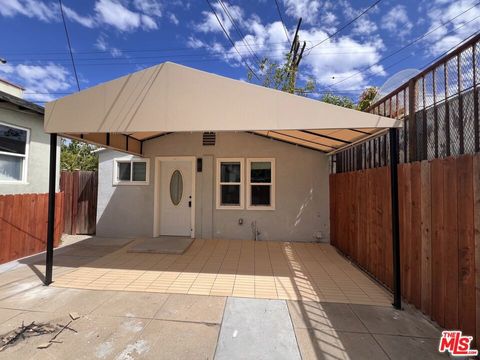 Photo of 946 S Lucerne Boulevard, Los Angeles, CA 90019 (MLS # 26810989)