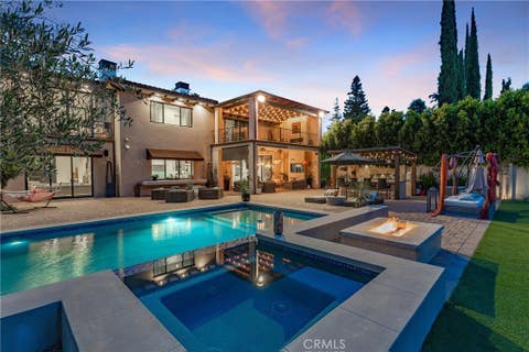 Photo of 23042 Calvert Street, Woodland Hills, CA 91367 (MLS # SR26122630)