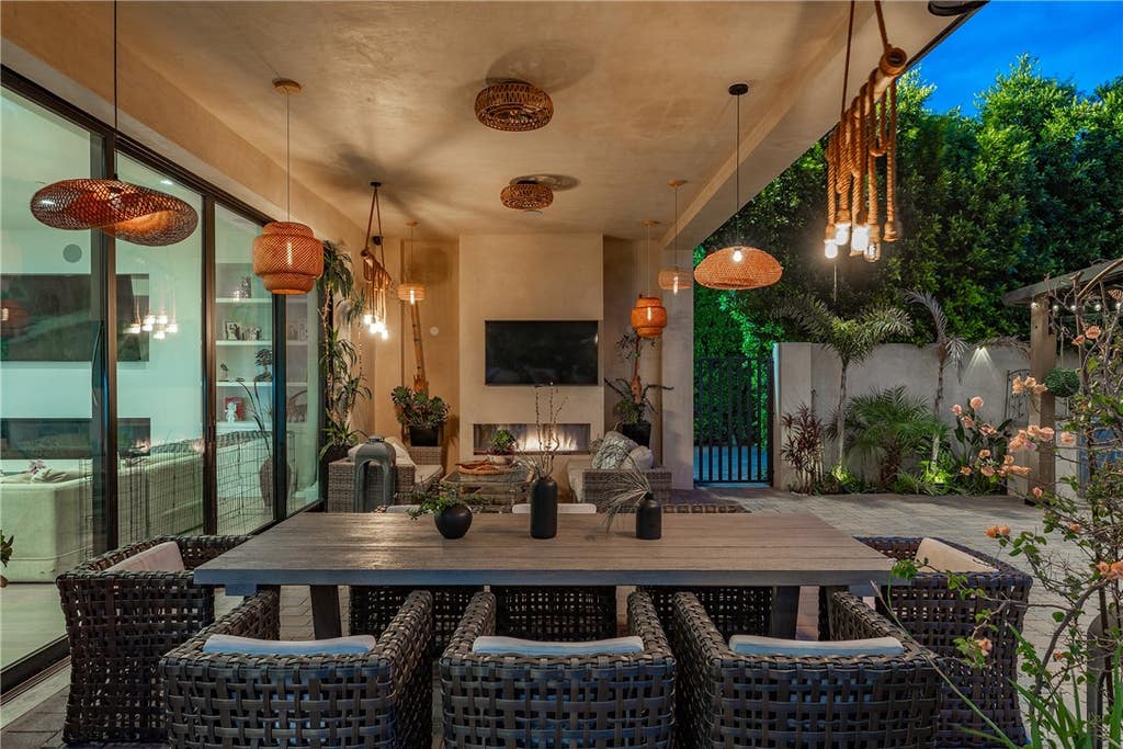 Photo of 23042 Calvert Street, Woodland Hills, CA 91367 (MLS # SR26122630)