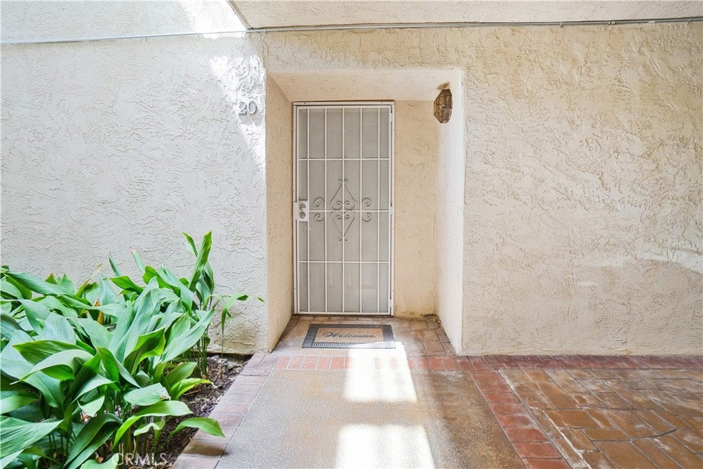 1040 E Washington 20