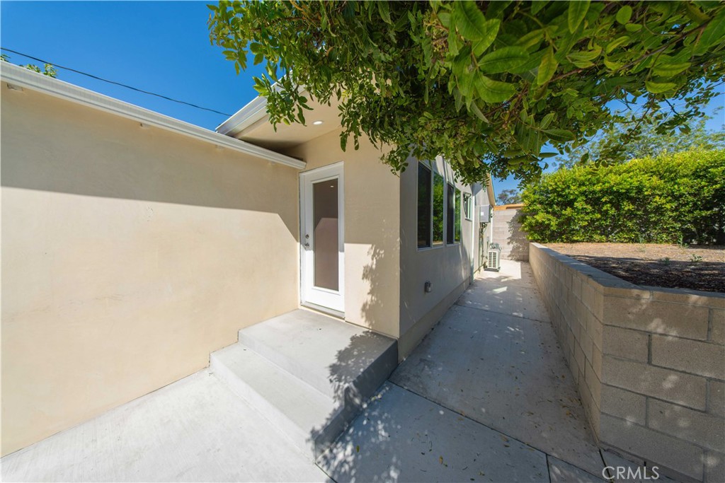 Experience the perfect blend of comfort and convenience in this stunning brand new 2 bedroom, 2 bathroom ADU in a quiet and desirable Burbank neighborhood. Enjoy full privacy in a modern layout featuring high-quality finishes and a private entrance. Just minutes away from scenic hiking trails and essential amenities, easy access to the 5 Freeway, making it ideal for both relaxation and commuting. Don’t miss your chance to call this exceptional space your new home!