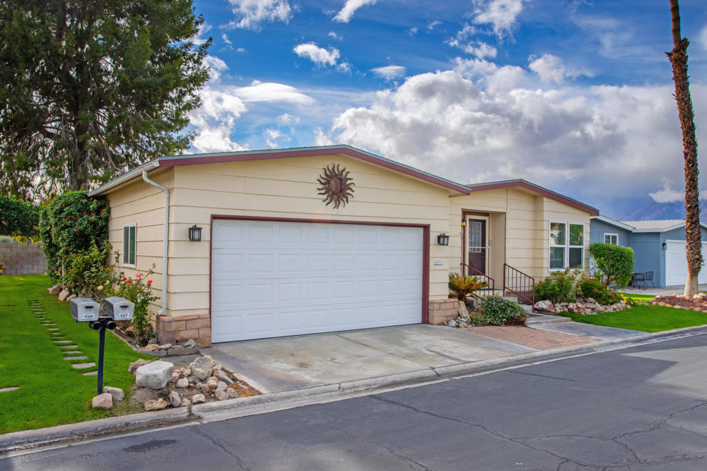 Desert Sands Mobile - Manufactured In Park