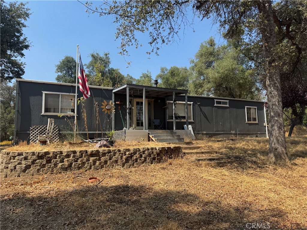 ucked away in the beautiful foothills of Mariposa, just a short drive to Yosemite National Park, this 3-bedroom, 2-bathroom manufactured home offers both comfort and opportunity. With 1,440 sq. ft. of living space this home is ready for your personal touch.
The true highlight is the 8.6 acres of private, usable land ideal for creating your own homestead, hobby farm, or peaceful retreat. Whether you dream of gardens, animals, or simply wide-open space to enjoy the mountain air, this property provides the room to make it happen.
If you’ve been searching for affordable acreage with a home already in place, this Mariposa property is a fantastic opportunity to invest in country living near Yosemite’s gateway.
