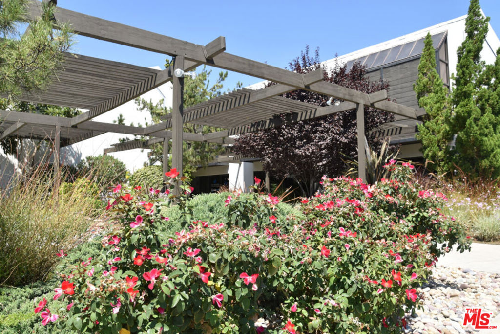 Beautifully landscaped garden-style office building with hillside view. Located off of the 101 Freeway and close to shops/restaurants (Calabasas Commons). Nearby restaurants include Sugarfish, King's Fish House, Lovi's Delicatessen, Sagebrush Cantina, and Le Pain Quotidien.