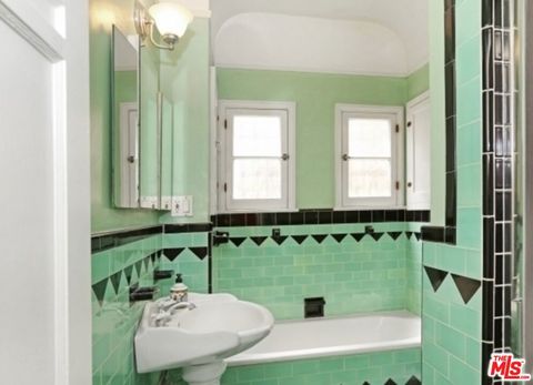 Tiny photo for 1122 S Hayworth Avenue, Los Angeles, CA 90035 (MLS # 25626599)