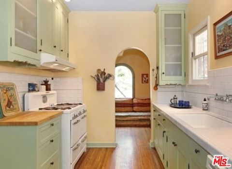 Tiny photo for 1122 S Hayworth Avenue, Los Angeles, CA 90035 (MLS # 25626599)