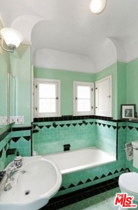 Tiny photo for 1122 S Hayworth Avenue, Los Angeles, CA 90035 (MLS # 25626599)