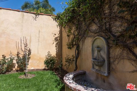 Tiny photo for 1122 S Hayworth Avenue, Los Angeles, CA 90035 (MLS # 25626599)