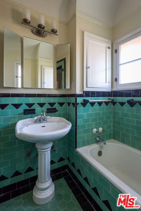Tiny photo for 1122 S Hayworth Avenue, Los Angeles, CA 90035 (MLS # 25626599)