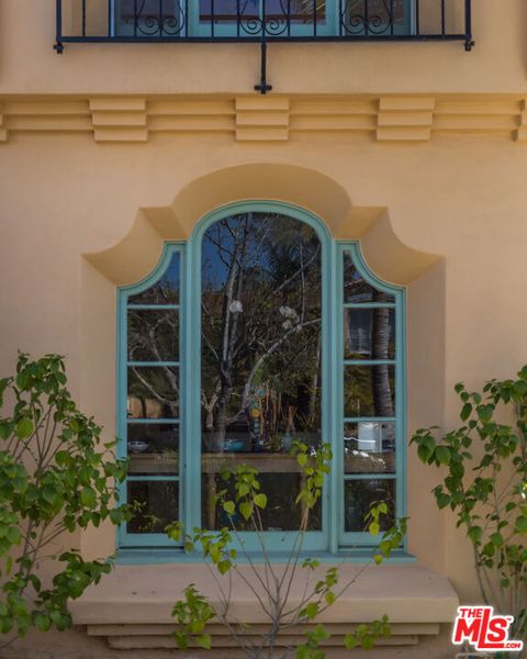 Tiny photo for 1122 S Hayworth Avenue, Los Angeles, CA 90035 (MLS # 25626599)