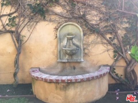 Tiny photo for 1122 S Hayworth Avenue, Los Angeles, CA 90035 (MLS # 25626599)