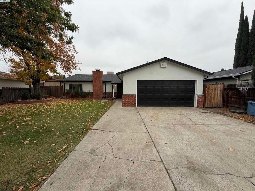 Perfect starter home or rental. This charming 3bedroom 1 1/2  bath home is cute and and cozy. Its a must see.