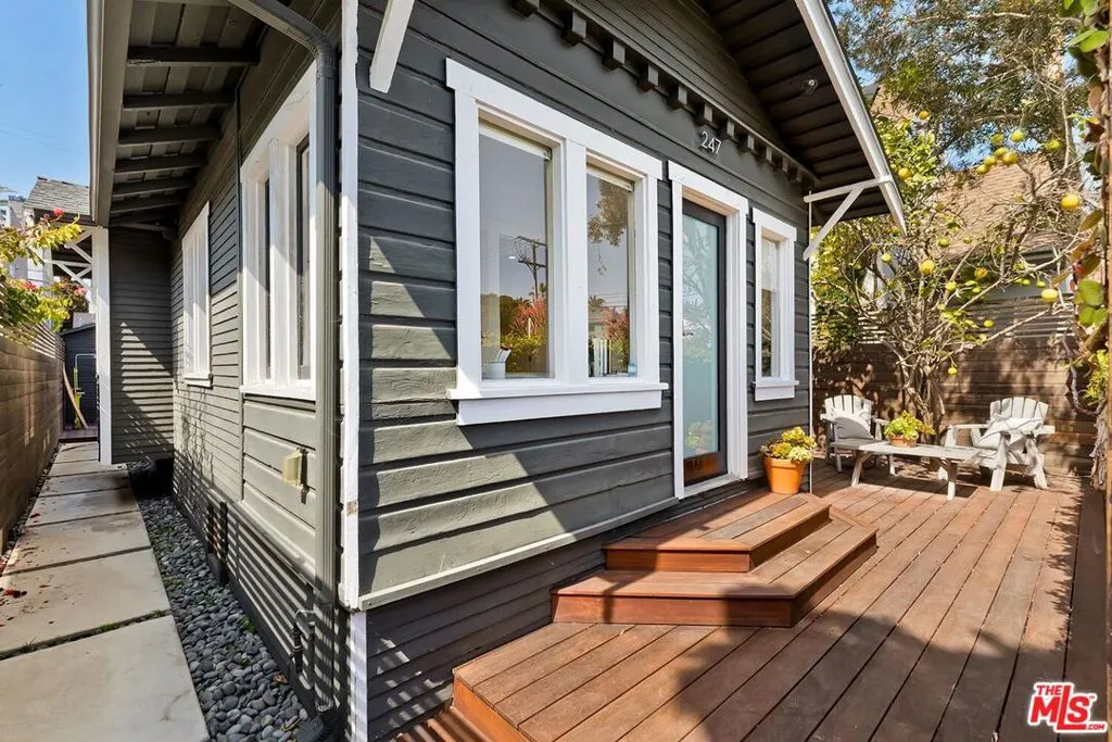 Venice, California 90291, United States, 1 Bedroom Bedrooms, ,1 BathroomBathrooms,Residential,Active,101945