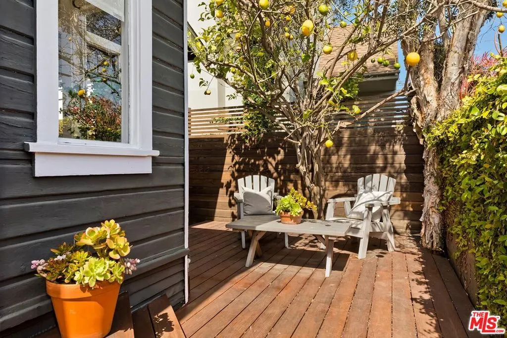 Venice, California 90291, United States, 1 Bedroom Bedrooms, ,1 BathroomBathrooms,Residential,Active,101945