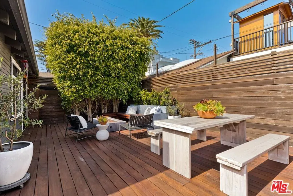 Venice, California 90291, United States, 1 Bedroom Bedrooms, ,1 BathroomBathrooms,Residential,Active,101945