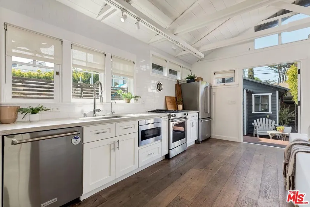 Venice, California 90291, United States, 1 Bedroom Bedrooms, ,1 BathroomBathrooms,Residential,Active,101945