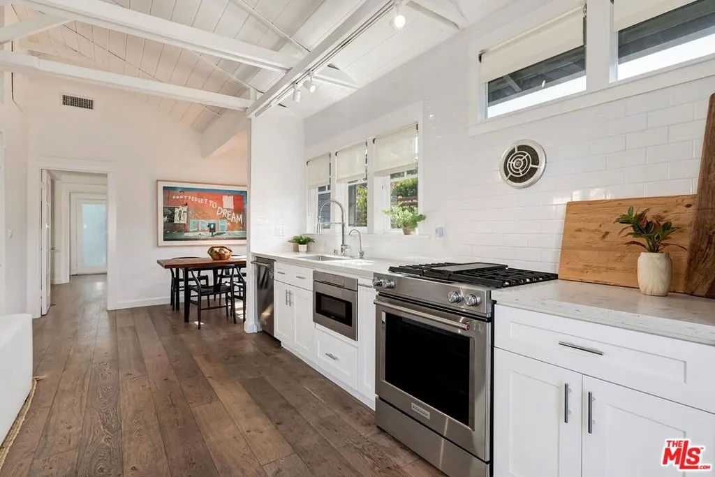 Venice, California 90291, United States, 1 Bedroom Bedrooms, ,1 BathroomBathrooms,Residential,Active,101945