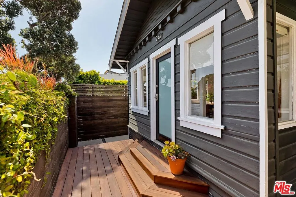 Venice, California 90291, United States, 1 Bedroom Bedrooms, ,1 BathroomBathrooms,Residential,Active,101945