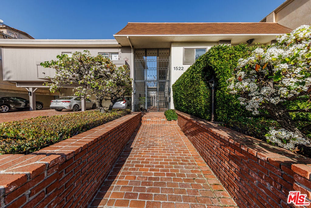 1522 S Centinela Avenue