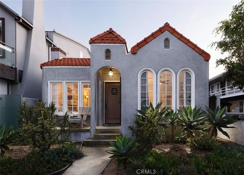 Photo of 1113 W Balboa Boulevard, Newport Beach, CA 92661 (MLS # OC25176841)