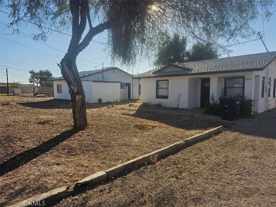 Big Lot close to Mayflower Park, One bedroom one bath on a very large lot close to Colorado River Boat ramp in Mayflower Park. 

Great for Boat Storage and Desert toys for that all year round Colorado River and Desert fun.