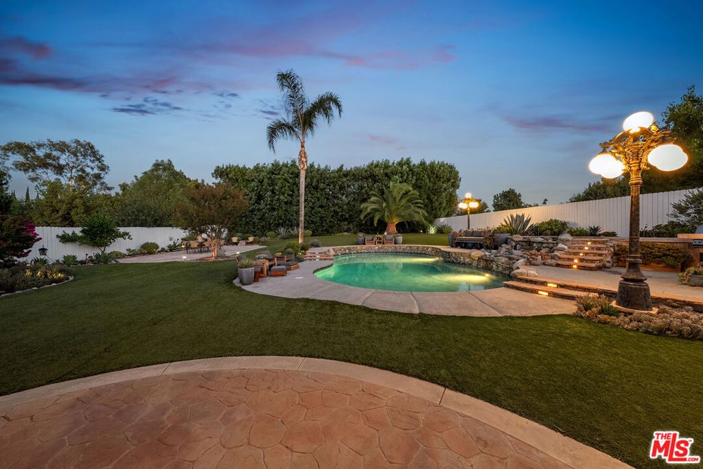 Photo of 6210 Penfield Avenue, Woodland Hills, CA 91367 (MLS # 25601385)