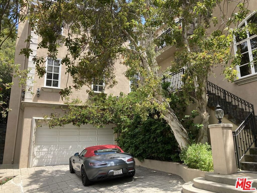 Photo of 898 N Bundy Drive, Los Angeles, CA 90049 (MLS # 25582925)