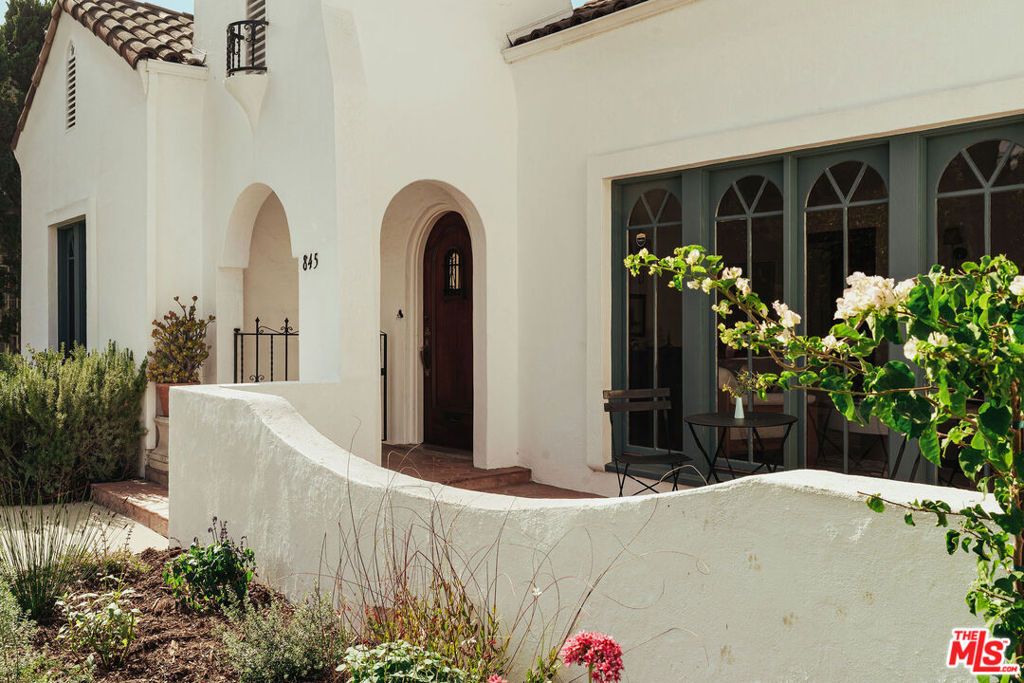 Photo of 845 S Muirfield Road, Los Angeles, CA 90005 (MLS # 25616297)