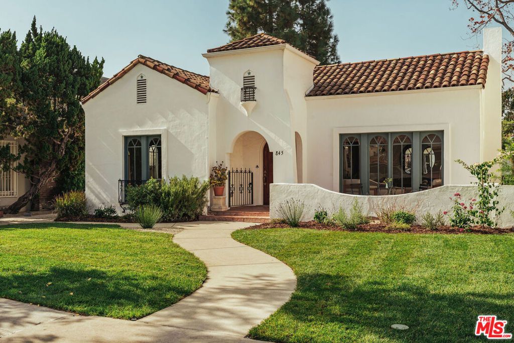 Photo of 845 S Muirfield Road, Los Angeles, CA 90005 (MLS # 25616297)