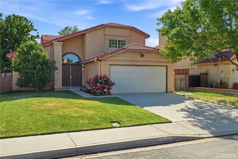 Photo of 43920 Comstock Ave, Lancaster, CA 93535 (MLS # SR26073555)